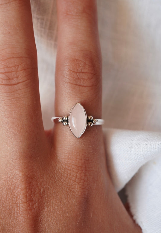 Rose quartz marquise 3-pearl ring 56